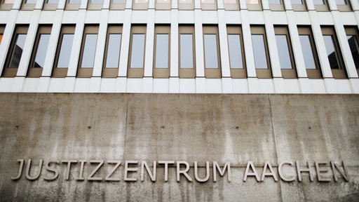 Frontalansicht des Landgerichts in Aachen mit der Aufschrift "Justizzentrum Aachen".