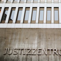 Frontalansicht des Landgerichts in Aachen mit der Aufschrift "Justizzentrum Aachen".