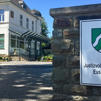 Der Eingang der Justizvollzugsanstalt in Euskirchen.