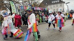 Eine Fußtruppe mit kunterbunten Kostümen beim Veilchendienstagszug