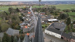 Die Kirche von Keyenberg, knapp 500 Meter entfernt vom Braunkohletagebau Garzweiler.