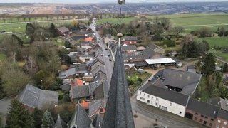 Die Kirche von Keyenberg, knapp 500 Meter entfernt vom Braunkohletagebau Garzweiler.