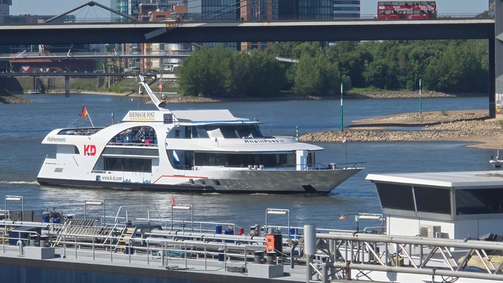 Ein Ausflugsschiff fährt auf dem Rhein 