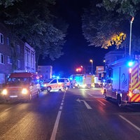 Mehrere Einsatzfahrzeuge stehen mit Blsulicht auf einer Straße an dem Seniorenheim in Kleve.