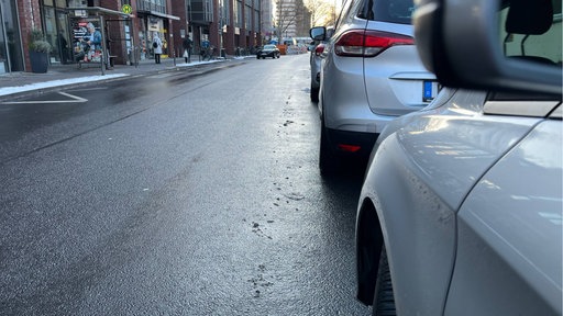 In verschiedenen Kölner Stadtteilen soll ein Mann Autos beschädigt haben