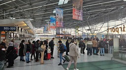 Warteschlange am Terminal im Flughafen Köln Bonn