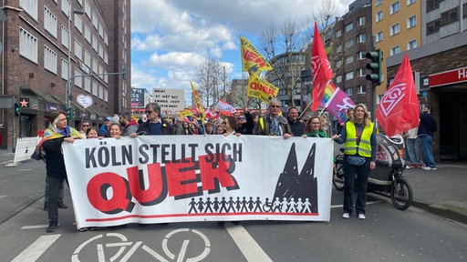 Demonstranten ziehen durch die Kölner Straßen