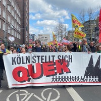 Demonstranten ziehen durch die Kölner Straßen