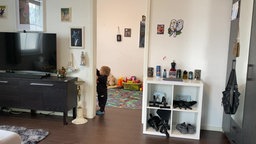 Das Wohnzimmer der Familie mit Blick auf das Kinderzimmer.