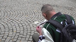 Ein Mann konsumiert gerade Crack.
