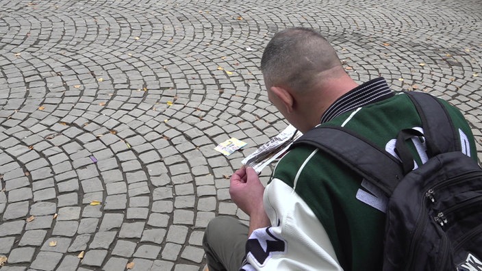 Ein Mann konsumiert gerade Crack.