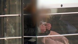 Eine obdachlose Frau konsumiert Crack am Neumarkt.