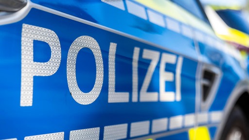 Polizeiauto seitlich mit Schriftzug "Polizei"
