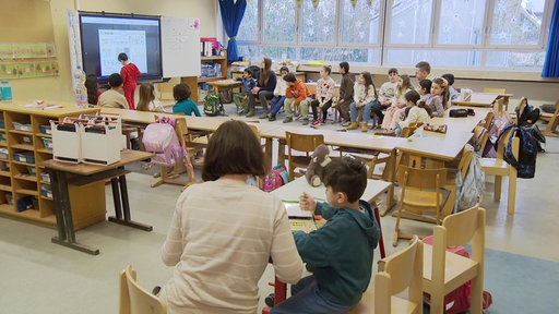 Schüler der Affenklasse an der Konrad-Adenauer-Grundschule beim Unterricht im Klassenzimmer