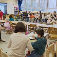 Schüler der Affenklasse an der Konrad-Adenauer-Grundschule beim Unterricht im Klassenzimmer