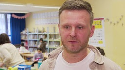 Klassenlehrer Martin Blatzejewski von der Konrad-Adenauer-Grundschule im Klassenzimmer