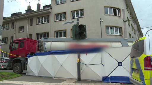 Unfall-LKW steht hinter Sichtschutzwänden der Polizei 