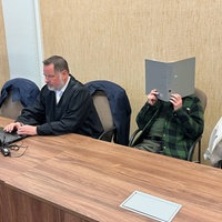 Der Angeklagte (r.) sitzt neben seinem Verteidiger.