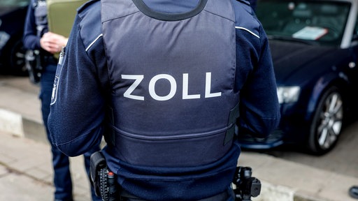 Zollbeamter mit Schutzweste