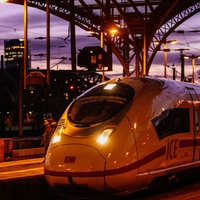 Ein ICE fährt in den Kölner Hauptbahnhof ein