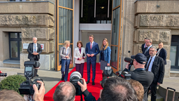 Königin Silvia neben Ministerpräsident Henrik Wüst 