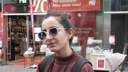 Shirin steht vor einem Geschäft in Kalk