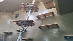 Blick auf Klettermöglichkeiten aus Holz indoor