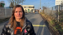 IG Metall-Sprecherin Zanda Grundberg vor dem Werkstor des Krefelder Presswerkes