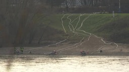 Einsatzkräfte der Feuerwehr holen Wasser aus dem Rhein in Krefeld 