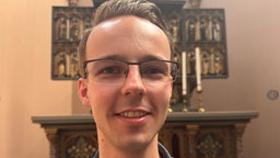 Jan Lange im inneren der Johann Baptist Kirche. 