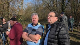 Schaulustige warten auf die Sprengung