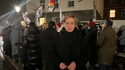 Mona Neubaur steht vor der Demonstration.