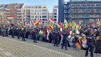 Polizisten stehen vor Demonstranten auf einer Kurdendemo