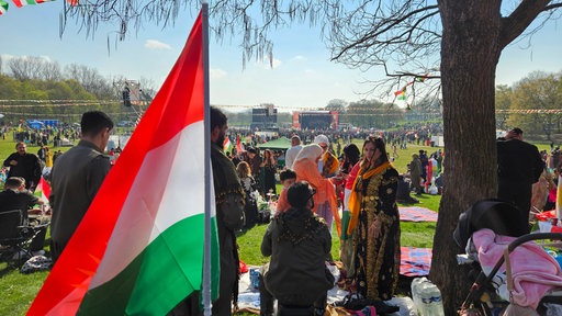 Kurden feiern Newroz in der Bonner Rheinaue.