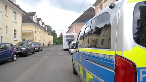 Polizeiauto steht in einer Reihe mit anderen Autos