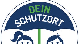 Label zeigt einen Schutzschirm über zwei Kindergesichtern und den Satz "Dein Schutzort, gemeinsam sicher"