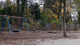 Der Schulhof der Parkschule in Wülfrath mit einer Kinderschaukel