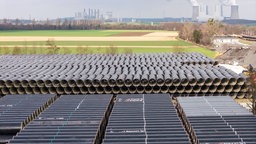 Rohre aufeinandergestaeplt im Tagebau Hambach