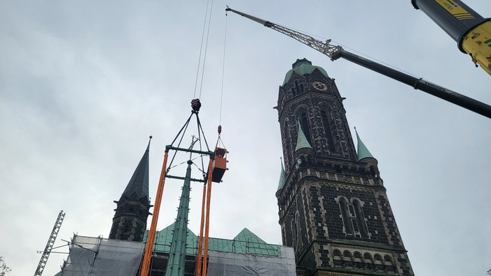 Männer in Gondel an Kran
