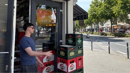 Kahim Kargosh vor einem Kiosk
