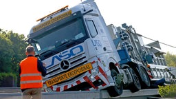 Ein Lkw steht am 30.04.25 auf einer Leitplanke an der Anschlussstelle Köln-Eifeltor.