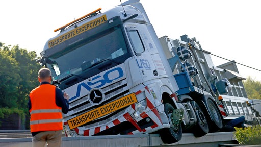 Ein Lkw steht am 30.04.25 auf einer Leitplanke an der Anschlussstelle Köln-Eifeltor.