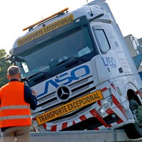 Ein Lkw steht am 30.04.25 auf einer Leitplanke an der Anschlussstelle Köln-Eifeltor.