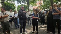 Moderatorin Estella Mazur im Gespräch im DEHOGA-Vertreter Christoph Becker