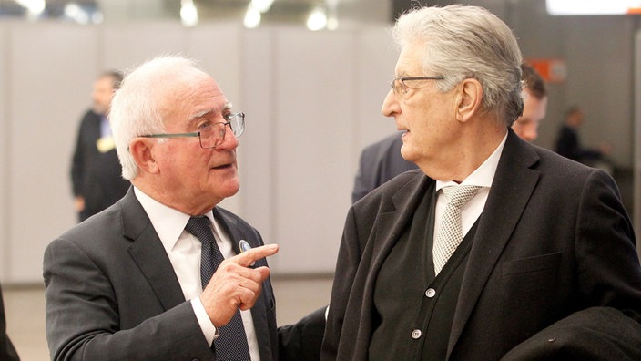 Zwei Prozessbeteiligte unterhalten sich 