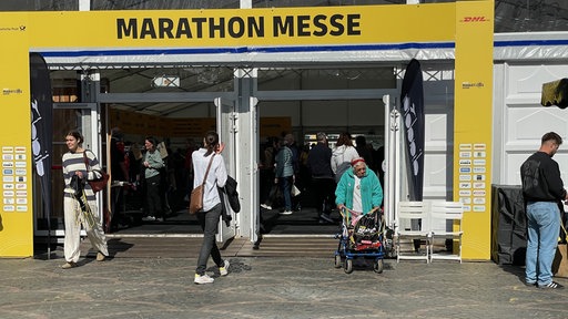 Vereinzelte Menschen vor dem Messegebäude in Bonn