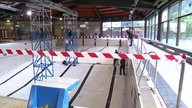 Absperrband vor Schwimmbecken im Eifelbad Bad-Münstereifel