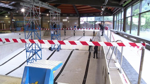 Absperrband vor Schwimmbecken im Eifelbad Bad-Münstereifel