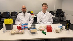 Dr. Martin Jübner (l.) und Paul Stach sitzen im Testraum.