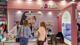 Ein Stand mit koreanischer Kosmetik in einer Messehalle in Düsseldorf